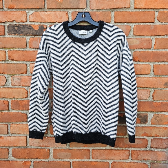 Cyrus Chevron Fuzzy Knit Pullover Sweater XS Black White Soft Cozy Warm Top - Picture 12 of 14